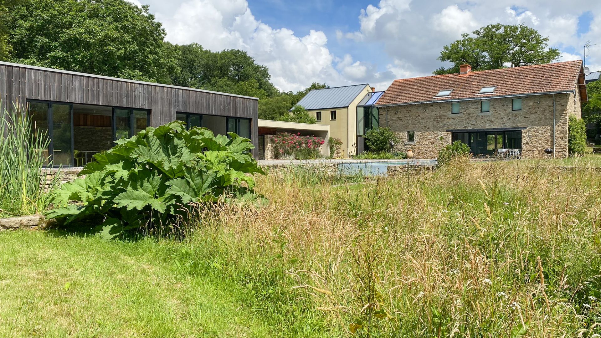 Espace extérieur de la Maison des Nénuphars pour team building et ateliers de formation