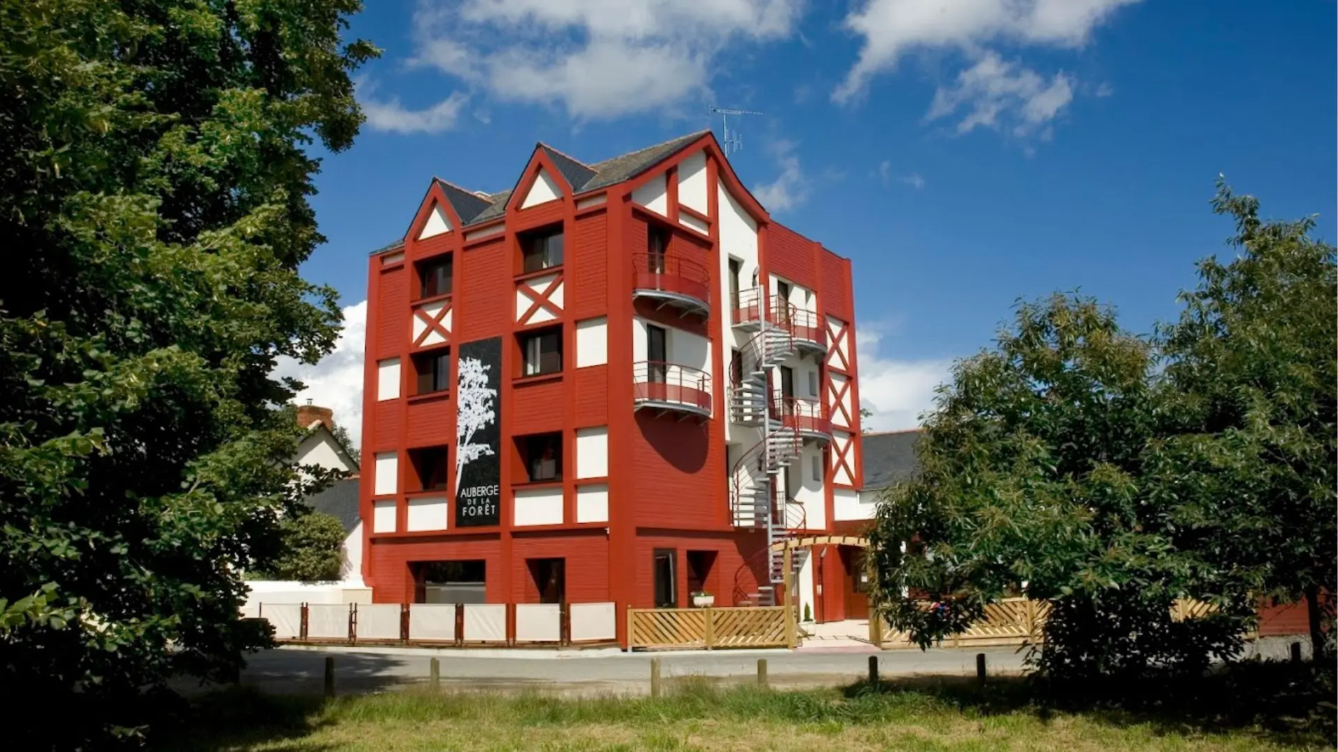 Bâtiment principale de l'Auberge de la Forêt pour vos séminaires
